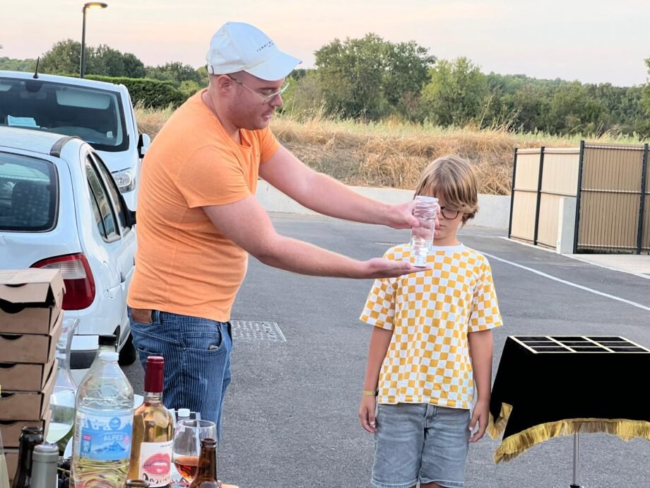 Eau qui se fige dans une bouteille