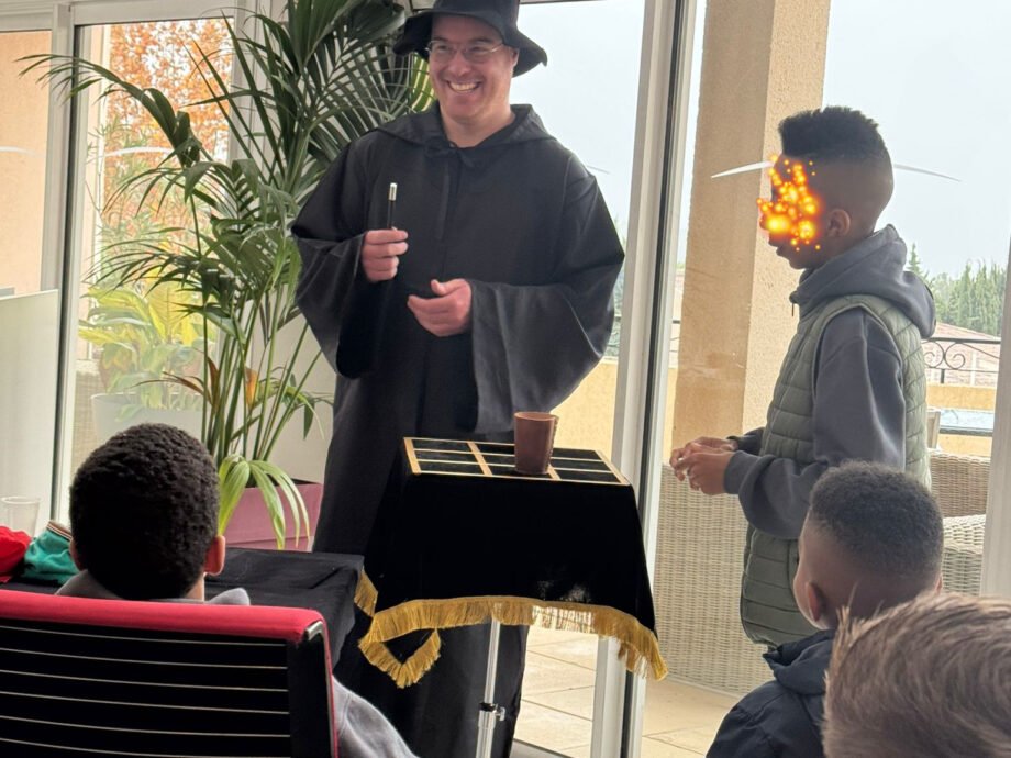 Balle qui disparait et se retrouve sous le gobelet